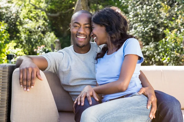 Paar ontspannen op de sofa omarmen — Stockfoto