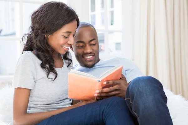 Pareja joven leyendo libro — Foto de Stock