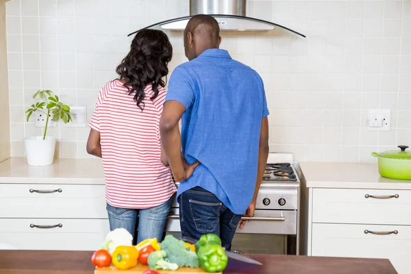 烹煮食物的年轻夫妇 — 图库照片