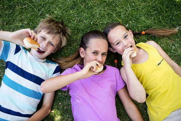 Children eating bun — Stock Photo, Image