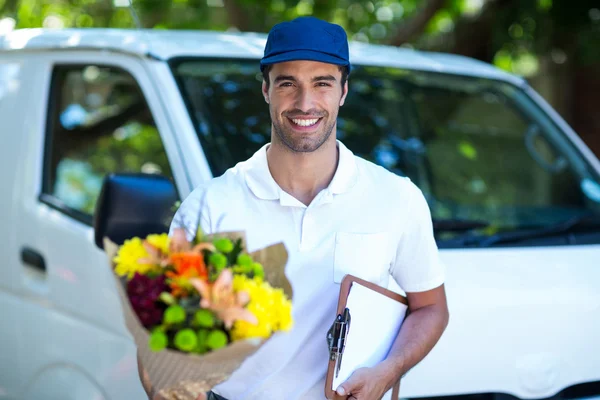 Entrega homem segurando buquê de flores — Fotografia de Stock