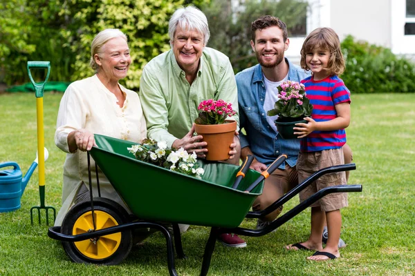 Família com ferramentas de jardinagem no quintal — Fotografia de Stock