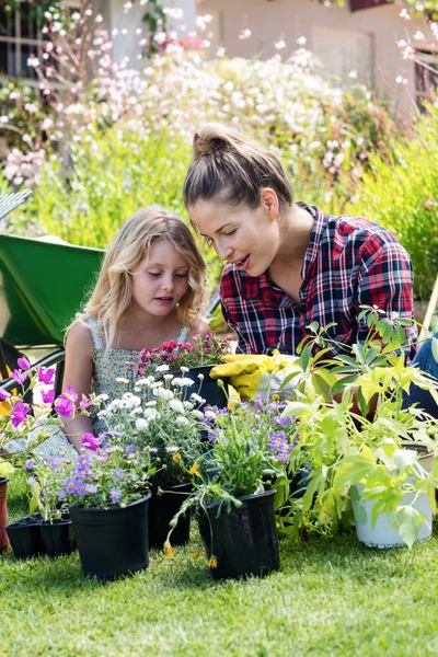 Mother and daughter gardening together — Stock Photo, Image