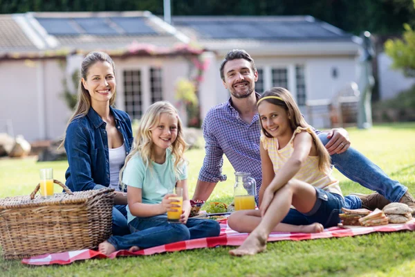 Família fazendo piquenique — Fotografia de Stock