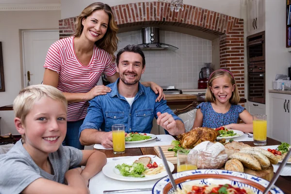 Familj med måltid i köket — Stockfoto