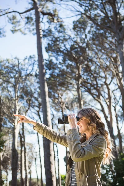 Woman using binoculars — Stock Photo, Image