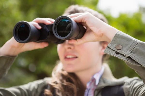 Žena pomocí dalekohledu — Stock fotografie