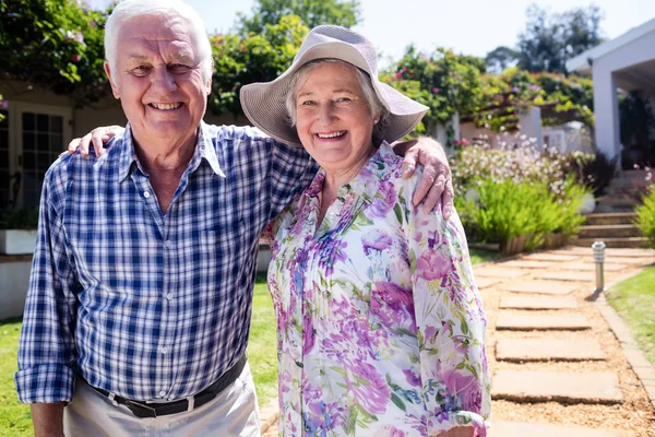 Paar omarmen in tuin — Stockfoto