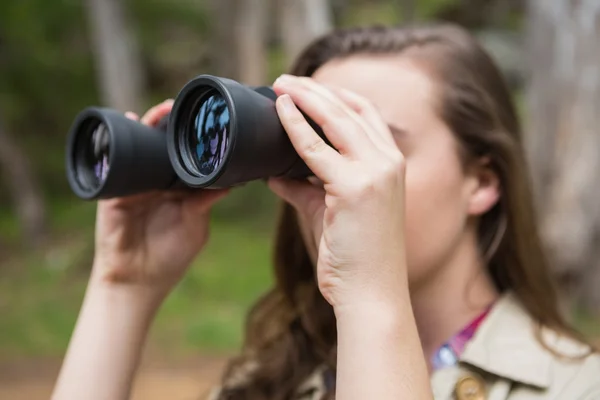 Woman using binoculars — Stock Photo, Image