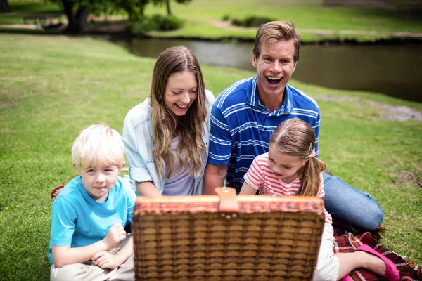 Rodzina pikniku — Zdjęcie stockowe