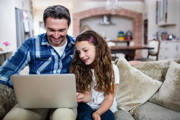 Батько і дочка використовують ноутбук — стокове фото