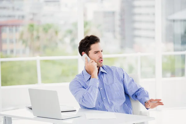 Geschäftsmann telefoniert mit dem Handy — Stockfoto