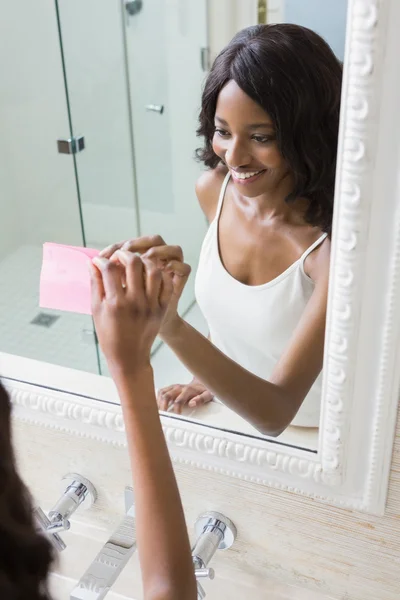 Žena samolepicí Poznámka na zrcadlo — Stock fotografie