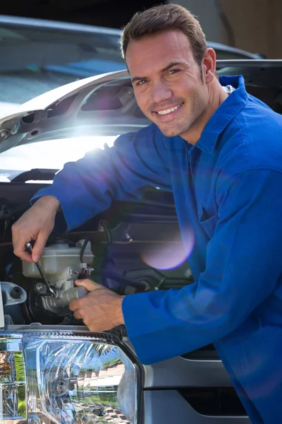 Mecánico examinando el coche — Foto de Stock