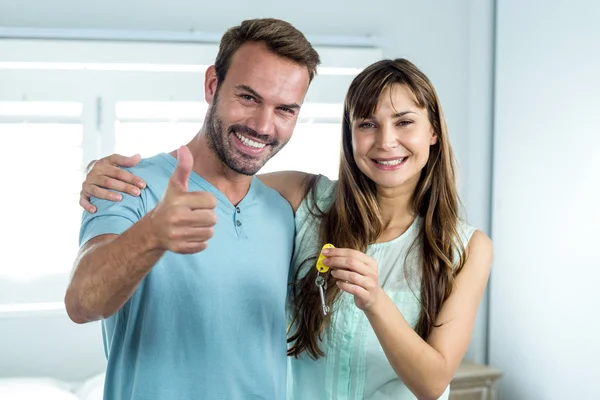 Pareja con llave en casa nueva — Foto de Stock