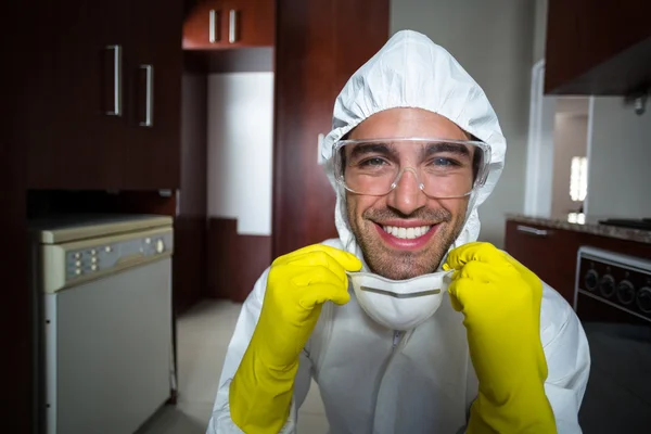 Щасливий працівник на кухні — стокове фото