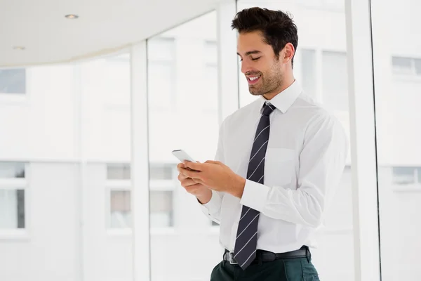 Uomo sta tenendo il suo smartphone — Foto Stock