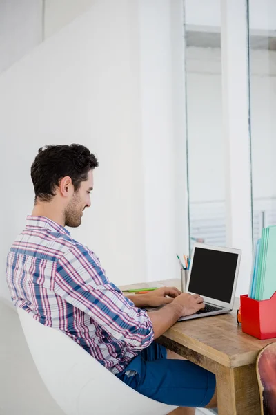 Hombre trabajando en su escritorio — Foto de Stock