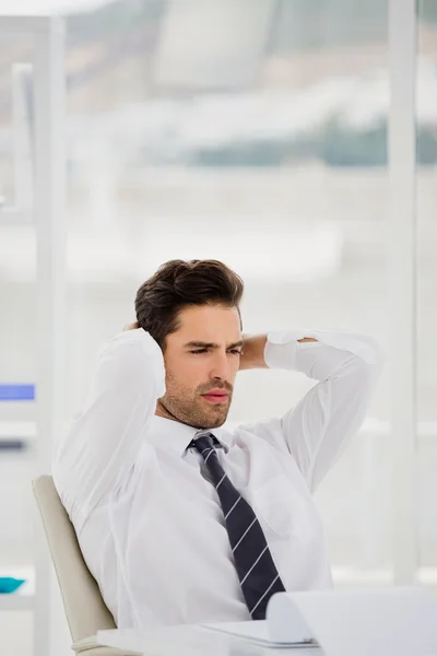 Zakenman met behulp van laptop en maken van aantekeningen — Stockfoto