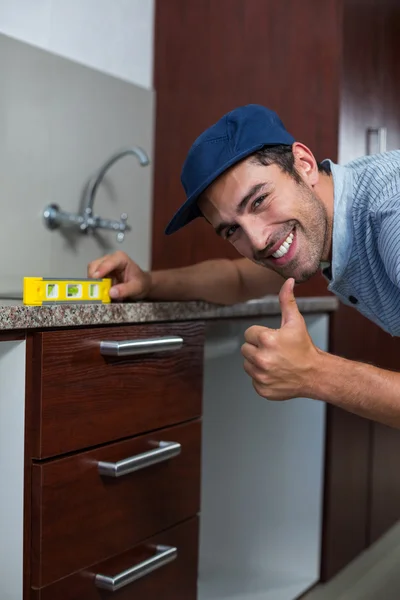 Uomo mostrando pollice in su — Foto Stock