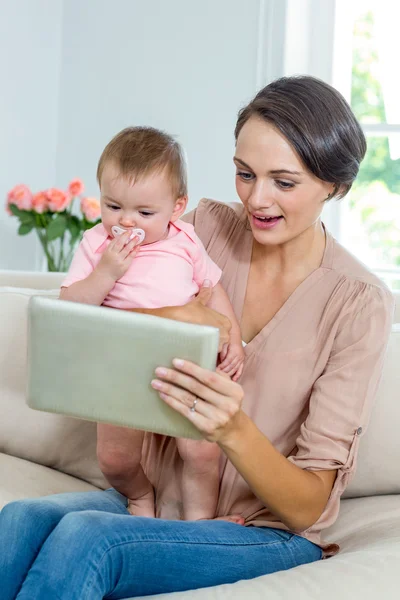 Mamma visar digitala tablett till dotter — Stockfoto