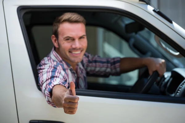 Ung man visar tummen upp tecken — Stockfoto