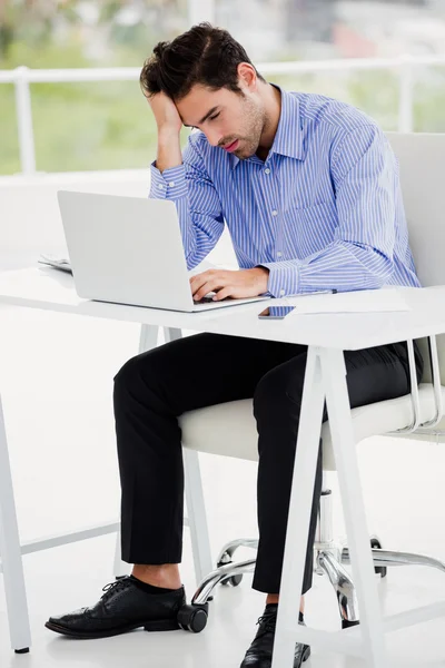 Zakenman werkt aan laptop — Stockfoto