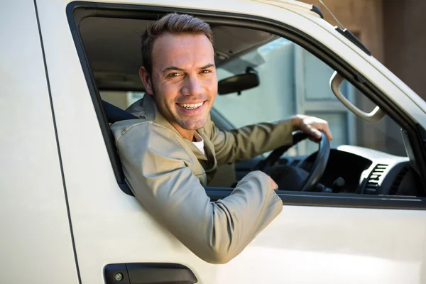 Zusteller fährt mit seinem Lieferwagen — Stockfoto