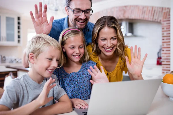 Parents and kids waving hands — Stock Photo, Image