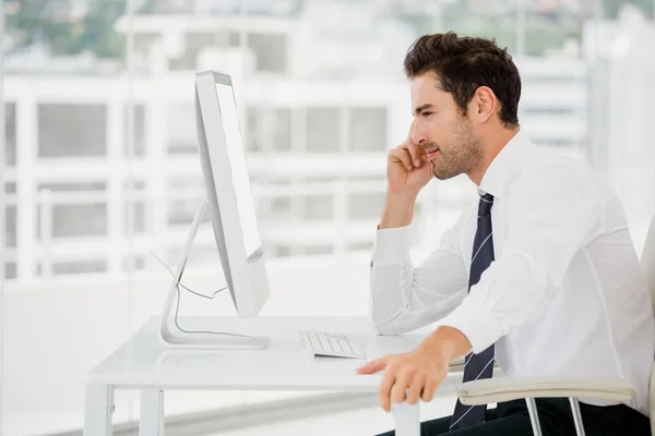 Businessman working on computer — Stock Photo, Image