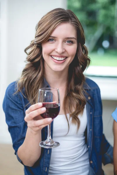 赤ワインのグラスを持っている女性は — ストック写真