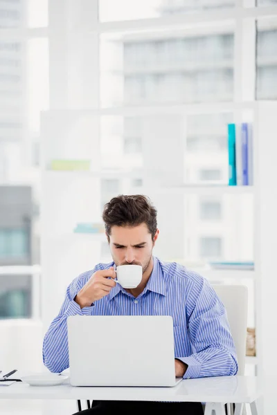 Empresário tomando xícara de café — Fotografia de Stock