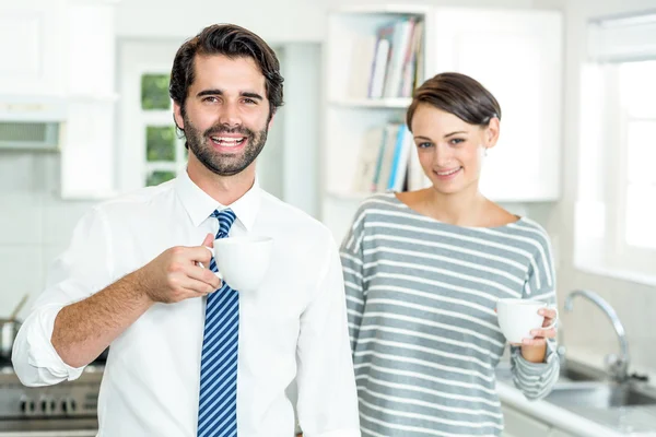 Zakenman en -vrouw met koffie — Stockfoto