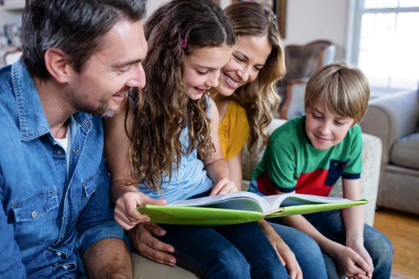 Familie kijken naar fotoalbum — Stockfoto