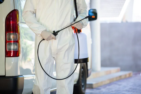 Pest control man standing next to van — Stock Photo, Image