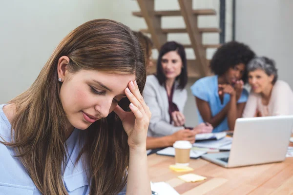 Spända affärskvinna sitter kontoret — Stockfoto