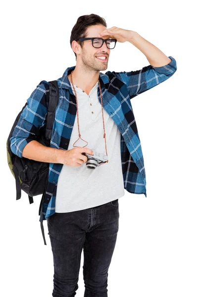 Homem carregando mochila e segurando câmera — Fotografia de Stock