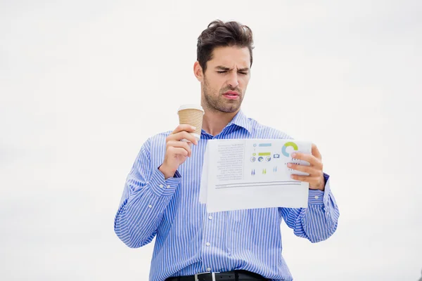 Empresario leyendo periódico — Foto de Stock