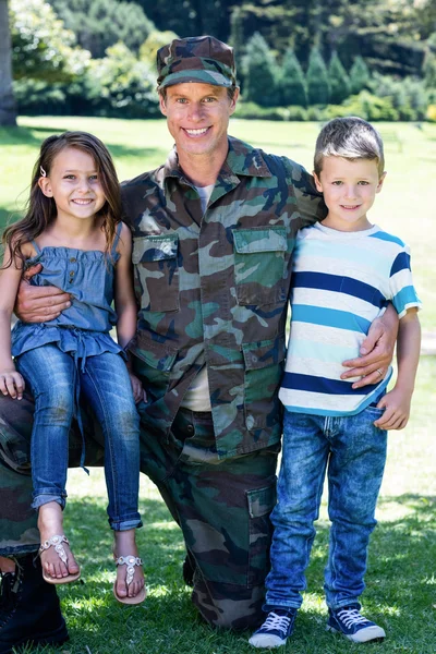 Soldado reunido com filho e filha — Fotografia de Stock