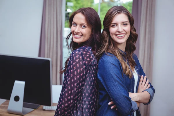 Vrouwen permanent rug aan rug — Stockfoto