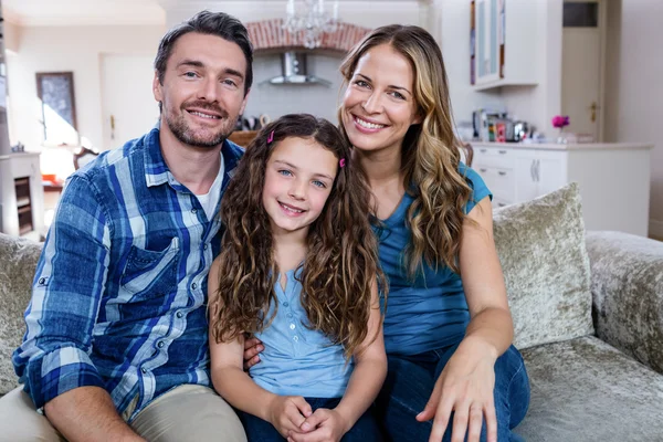 Porträtt av lycklig familj sitter på en soffa — Stockfoto