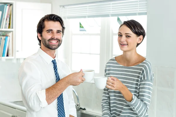 Affärsman med kvinna njuter av kaffe — Stockfoto