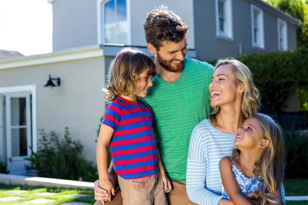 Padres con hijos contra casa — Foto de Stock