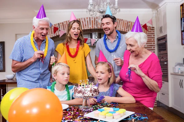 Семья веселится на дне рождения — стоковое фото
