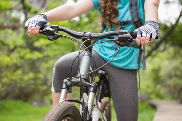 Woman cycling in countryside — Stock Photo, Image