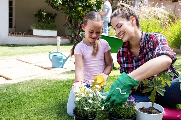 Madre e figlia giardinaggio insieme — Foto Stock