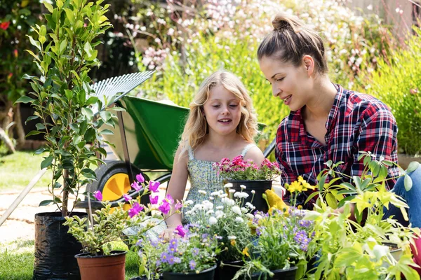 Mãe e filha jardinagem juntos — Fotografia de Stock