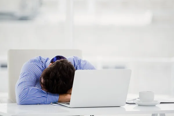 Empresário colocando a cabeça na mesa — Fotografia de Stock