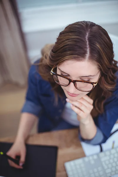 Vrouw met behulp van pen tablet — Stockfoto