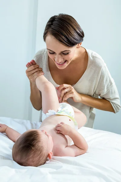 Mãe brincalhão com menino — Fotografia de Stock